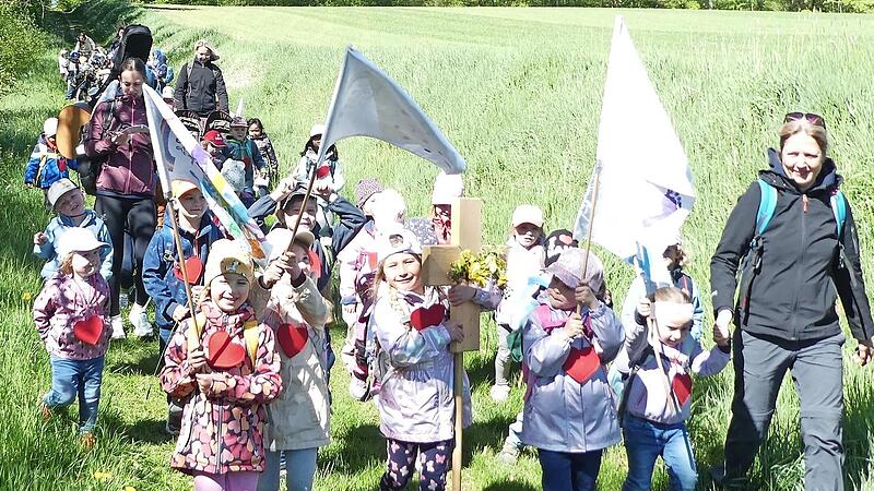 Die Kinder bei der Wallfahrt. Die Kinder bei der Wallfahrt.