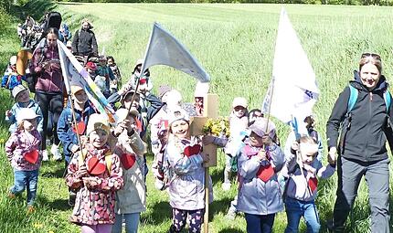 Die Kinder bei der Wallfahrt.