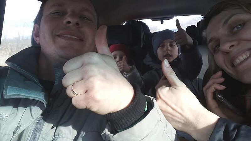 Die Freude war gro&szlig;: Roman Konovalov mit seiner Frau Marina und den Kindern, nachdem sie die Grenze passiert hatten.