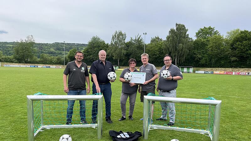 Für ihr außerordentliches Engagement im Kinder- und Jugendbereich wurde die Jugendleiterin des FC Hammelburg, Birgit Schaupp (M.), in den „Club 100 der Funktionäre“ aufgenommen. Bälle und Tore kamen vom BFV. Es gratulierten (v. l.) Christian Ohmer...