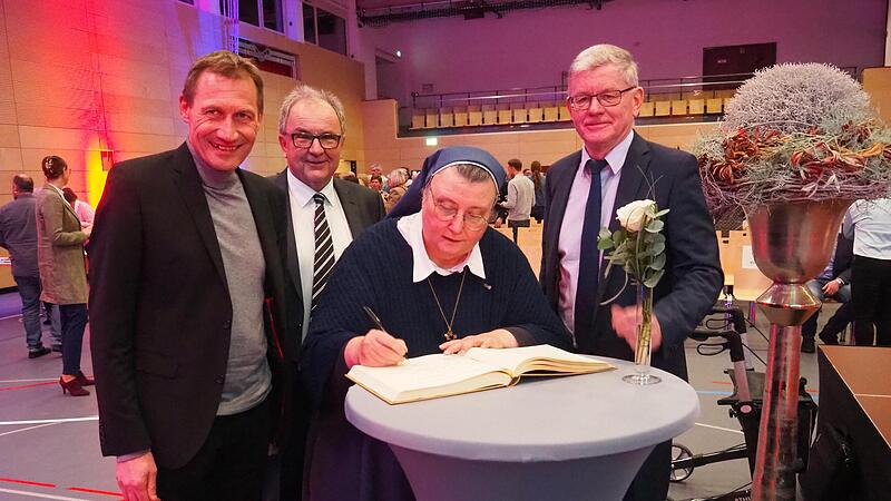 Schwester Teresa trug sich auch ins Goldene Buch der Gemeinde Litzendorf ein, mit dabei von links nach  rechts Pfarrer Marianus Schramm, Zweiter B&uuml;rgermeister Clemens W&ouml;lfel und Erster B&uuml;rgermeister Wolfgang M&ouml;hrlein.