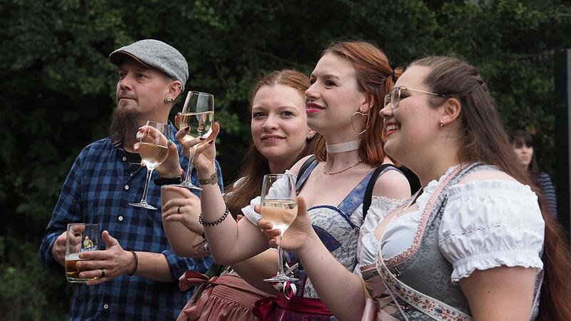 Schlossplatzfest in Coburg: Am Freitagabend lockte die Original Prinz Albert Blasmusik (OPA) die Massen an. Viele Fans kamen in Dirndl oder Leserhose.