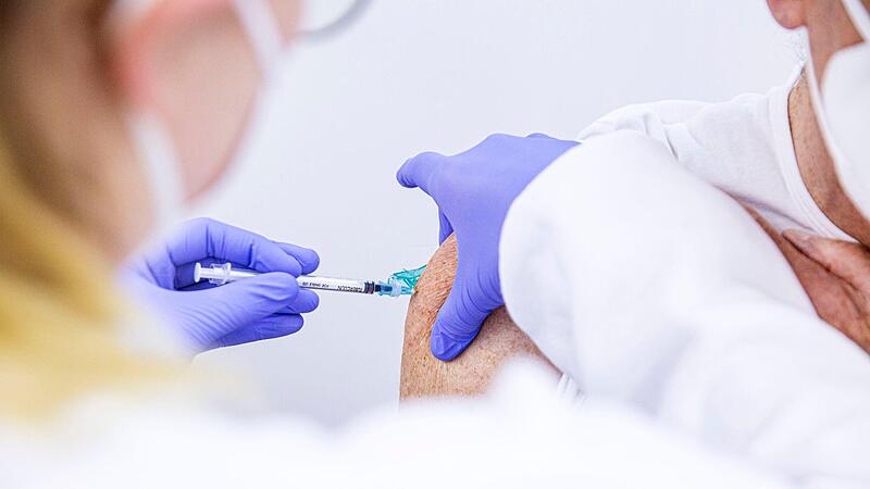 Bis zu 600 Impfdosen werden t&auml;glich im Bamberger Impfzentrum gespritzt. Dabei h&auml;lt sich das Team an die Reihenfolge der Priorisierungsordnung.