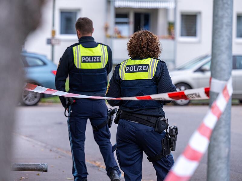 Polizei schießt nach Angriff von mit Messer bewaffnetem Mann