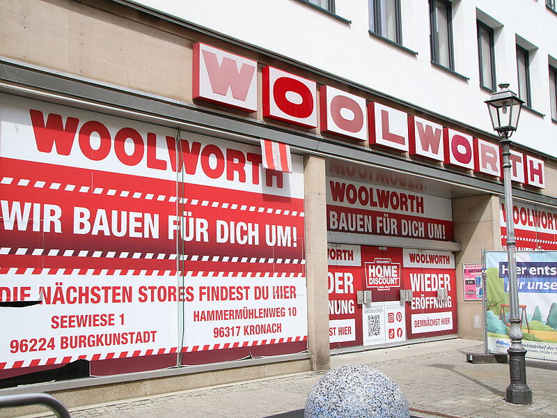 Die Aufschrift auf dem beklebten Schaufenster verspricht eine Wiederer&ouml;ffnung der Woolworth Filiale in Kulmbach.