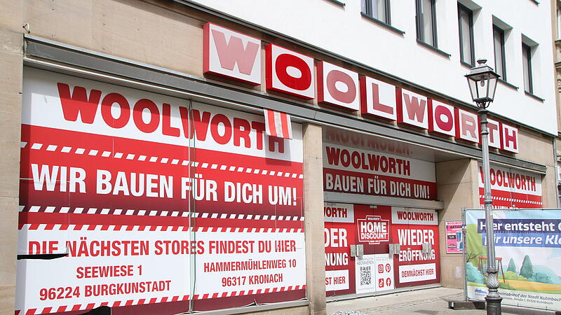 Die Aufschrift auf dem beklebten Schaufenster verspricht eine Wiedereröffnung der Woolworth Filiale in Kulmbach. Die Aufschrift auf dem beklebten Schaufenster verspricht eine Wiedereröffnung der Woolworth Filiale in Kulmbach.
