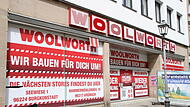 Die Aufschrift auf dem beklebten Schaufenster verspricht eine Wiedereröffnung der Woolworth Filiale in Kulmbach. Die Aufschrift auf dem beklebten Schaufenster verspricht eine Wiedereröffnung der Woolworth Filiale in Kulmbach.