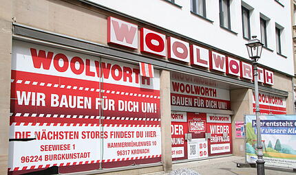 Die Aufschrift auf dem beklebten Schaufenster verspricht eine Wiederer&ouml;ffnung der Woolworth Filiale in Kulmbach.