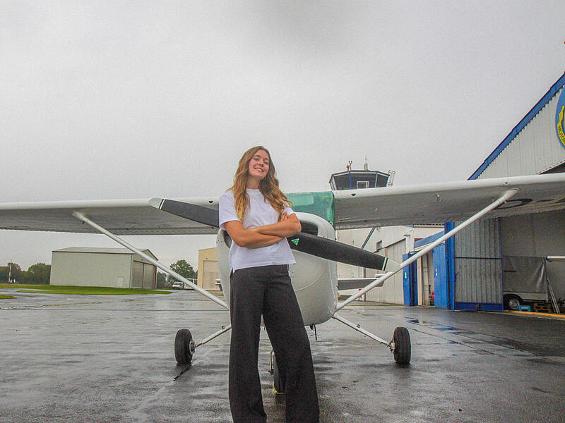 Bella Hehn Mit 23 Jahren entscheidet sich Bella Hehn für eine Privatpilotenlizenz. Seit 2025 hebt sie regelmäßig vom Flugplatz Haßfurt ab.