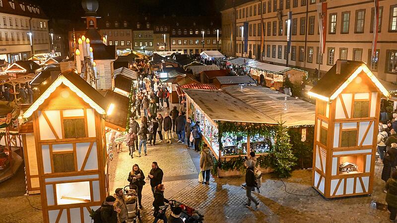 Adventsstimmung: Nach zwei Jahren Pause freuen sich die mehr als 50 Standbetreiber, Christkind Luisa Werner (links) und zahlreiche Besucher &uuml;ber die Wiederer&ouml;ffnung des Bamberger Weihnachtsmarktes am Maxplatz.