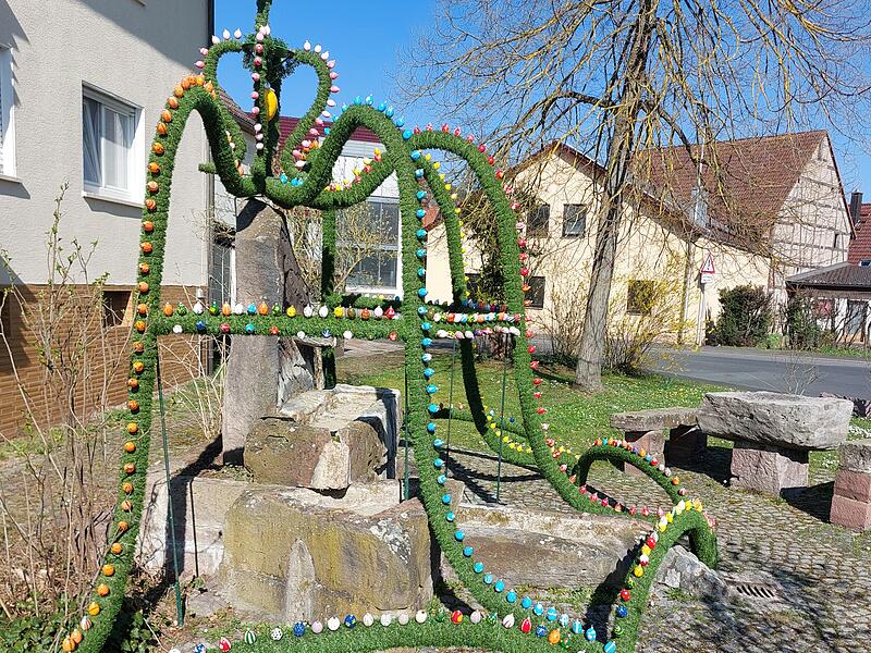 Brunnen an der Klingenbachbrücke in Diebach: vom Verein für Gartenbau- und Heimatpflege geschmückt