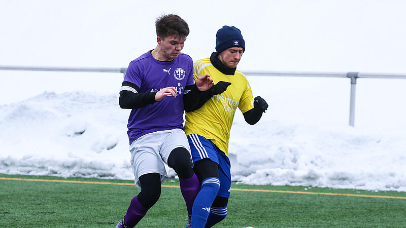 Nur ein Vorbereitungsspiel, aber trotzdem mit k&ouml;rperlichem Einsatz: Der Mitwitzer Philipp Lindner im Duell mit Schneckenlohes Robin Wigleb.