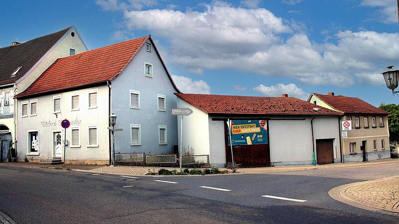 Das Schild &bdquo;Hier entsteht euer Tante Enso&ldquo; h&auml;ngt schon an einem Geb&auml;ude an der Ecke Haupt- und Ludwigstra&szlig;e in Poppenlauer. Es wird ebenso wie das Haus rechts davon abgerissen.
