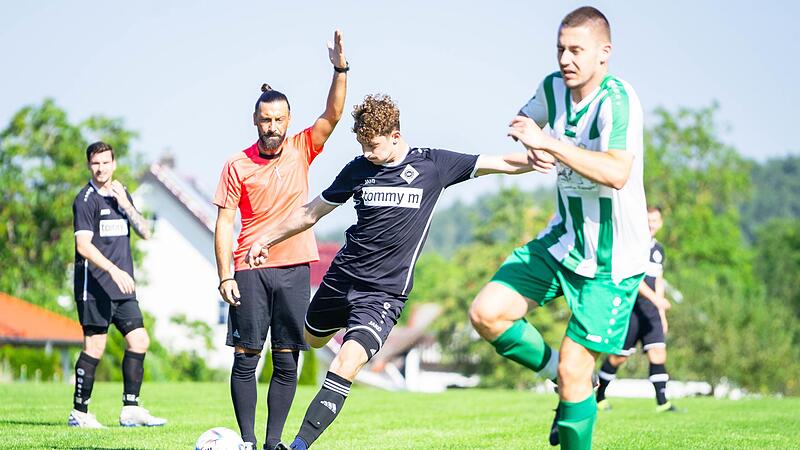 Felix Lausch (am Ball) und die DJK Lichtenfels l&ouml;sten ihre Aufgabe bei der SpVgg Isling souver&auml;n.