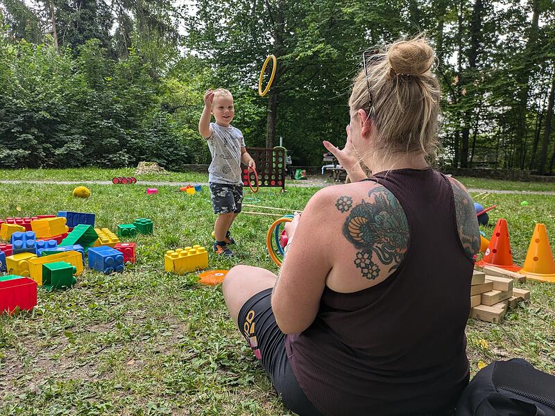 Wie Julian haben alle Kinder bei Mücke im Park eine große Auswahl zum Spielen und Spaß haben. Wie Julian haben alle Kinder bei Mücke im Park eine große Auswahl zum Spielen und Spaß haben.