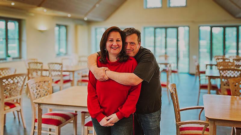 Freuen sich auf ihr neues Restaurant &bdquo;Mulligan&rsquo;s&ldquo; auf der Golfanlage Gut Leimershof: Nil&uuml;fer &und Alem Cacan