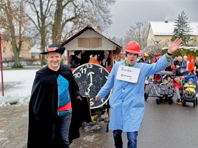 Trotz Schneefall herrschte beim Kinderfaschingsumzug in Ro&szlig;dorf eine super Stimmung.
