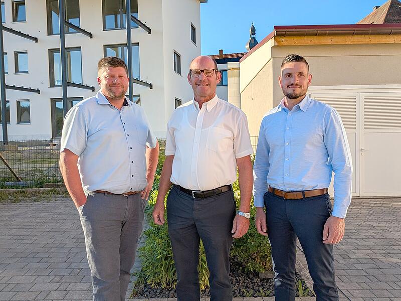 Der neue Vorsitzende Alexander Schneider (links) mit seinem Vorg&auml;nger Dieter Muth (Mitte) und stellvertretendem Vorsitzenden Lorenz Beck (rechts).