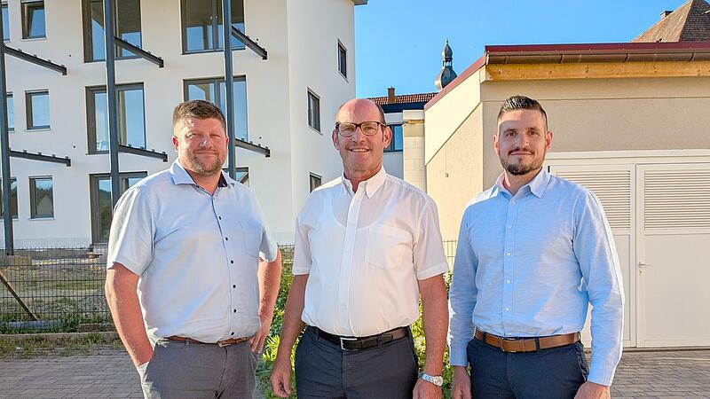 Der neue Vorsitzende Alexander Schneider (links) mit seinem Vorg&auml;nger Dieter Muth (Mitte) und stellvertretendem Vorsitzenden Lorenz Beck (rechts).