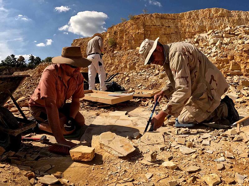 Wattendorf Oliver Wings, Bruno Amann und Thomas Bechmann (v. r.) bei der Freilegung und Vermessung von Fossilien im Wattendorfer Plattenkalk