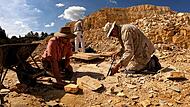 Oliver Wings, Bruno Amann und Thomas Bechmann (v. r.) bei der Freilegung und Vermessung von Fossilien im Wattendorfer Plattenkalk