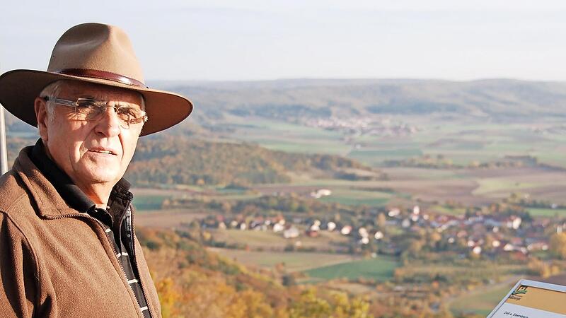 Christian H&auml;pp pr&auml;sentiert Interessierten mit Vorliebe die malerische Aussicht auf der Schwedenschanze.