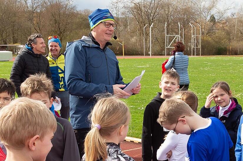 Carsten Wink (Mitte) während der Moderation des „Swim & Run“.Forchheim & Fränkische Schweiz Carsten Wink (Mitte) während der Moderation des „Swim & Run“.Forchheim & Fränkische Schweiz