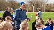 Carsten Wink (Mitte) w&auml;hrend der Moderation des &bdquo;Swim & Run&ldquo;.Forchheim & Fr&auml;nkische Schweiz