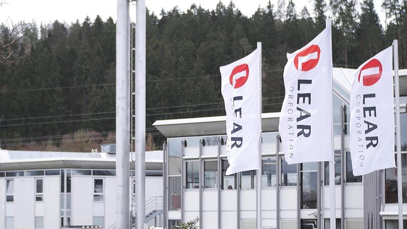 Weil die Produktion schließt, verlieren rund 350 Lear-Beschäftigte ihren Job. Müssen nun auch die verbliebenen Mitarbeiter in der Entwicklung um ihren Arbeitsplatz bangen? Weil die Produktion schließt, verlieren rund 350 Lear-Beschäftigte ihren Job. Müssen nun auch die verbliebenen Mitarbeiter in der Entwicklung um ihren Arbeitsplatz bangen?