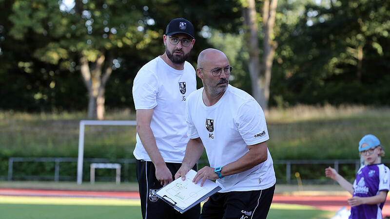 Jan Gernlein (links) und sein neuer Co-Trainer Alex Grau m&uuml;ssen umplanen: Bambergs Saisonstart beim FC Coburg f&auml;llt flach.