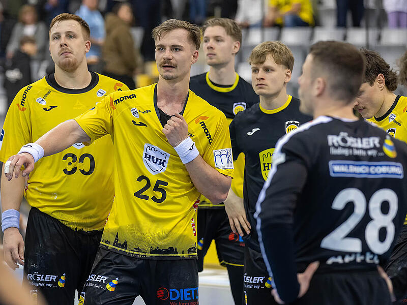 Nils R&ouml;ller (links) und Jakob Knauer machten beide eine gute Partie, konnten die knappe 26:27-Heimniederlage des HSC aber nicht abwenden.