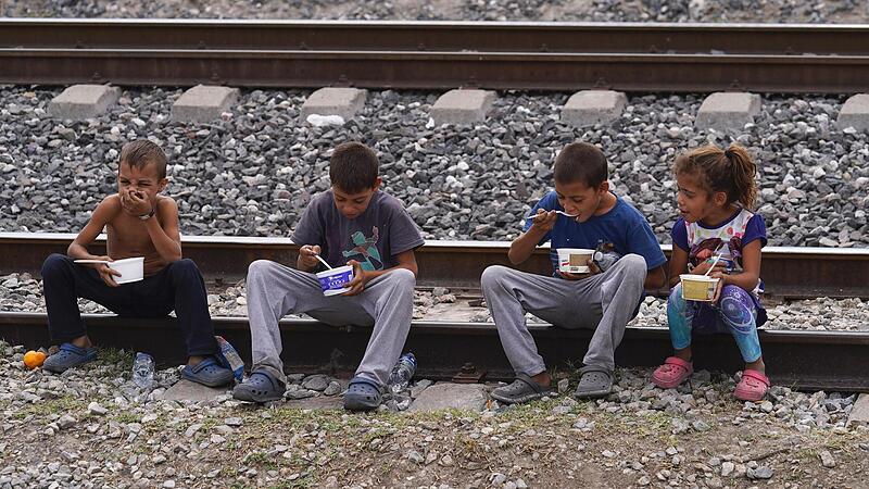 Kinder auf er Flucht sollen an den Außengrenzen der EU nicht zurückgewiesen werden dürfen. Kinder sind für die Grünen Menschen im Alter bis zu 18 Jahren. Da zieht die EU nicht mit: Gefordert wird eine Altersbeschränkung auf zwölf Jahre. M Kinder auf er Flucht sollen an den Außengrenzen der EU nicht zurückgewiesen werden dürfen. Kinder sind für die Grünen Menschen im Alter bis zu 18 Jahren. Da zieht die EU nicht mit: Gefordert wird eine Altersbeschränkung auf zwölf Jahre. M