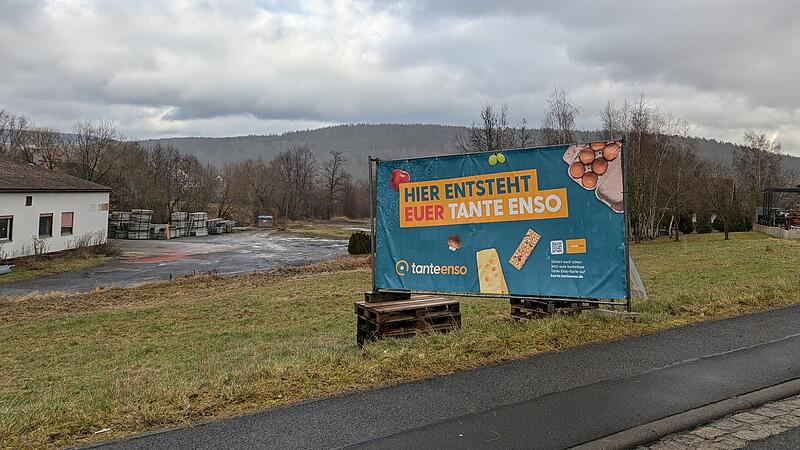 Noch steht nur das Plakat in Premich auf dem Grundst&uuml;ck, auf dem der Tante-Enso-Laden entstehen soll.