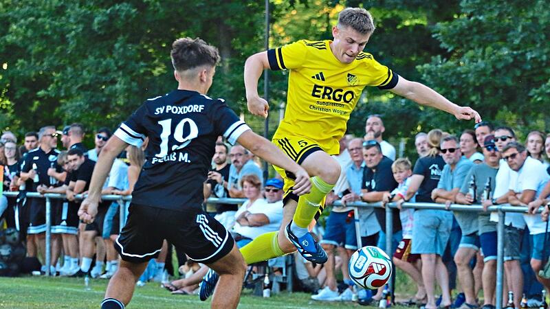 Die SpVgg Effeltrich und Raphael Erner (gelb) schraubten gegen Derbygegner Poxdorf sowohl Punkte- als auch Torekonto in die H&ouml;he. Uwe KellnerForchheim & Fr&auml;nkische Schweiz