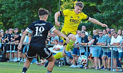 Die SpVgg Effeltrich und Raphael Erner (gelb) schraubten gegen Derbygegner Poxdorf sowohl Punkte- als auch Torekonto in die H&ouml;he. Uwe KellnerForchheim & Fr&auml;nkische Schweiz