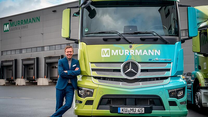 Geschäftsführender Gesellschafter Gerhard Souza Murrmann ist sichtlich stolz auf seinen neuen E-Truck. Geschäftsführender Gesellschafter Gerhard Souza Murrmann ist sichtlich stolz auf seinen neuen E-Truck.