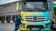 Geschäftsführender Gesellschafter Gerhard Souza Murrmann ist sichtlich stolz auf seinen neuen E-Truck.