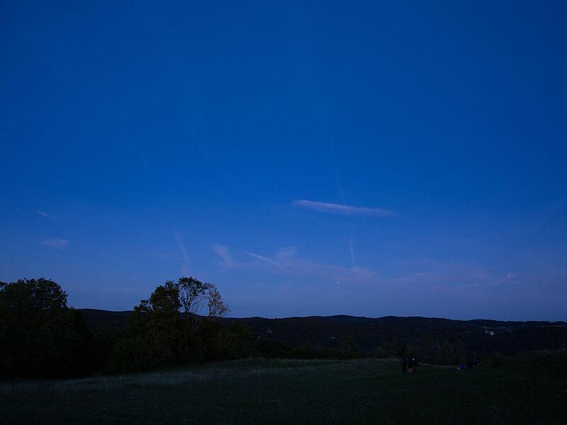 Der leuchtende Mond über dem WalberlaBlutmond über Forchheim