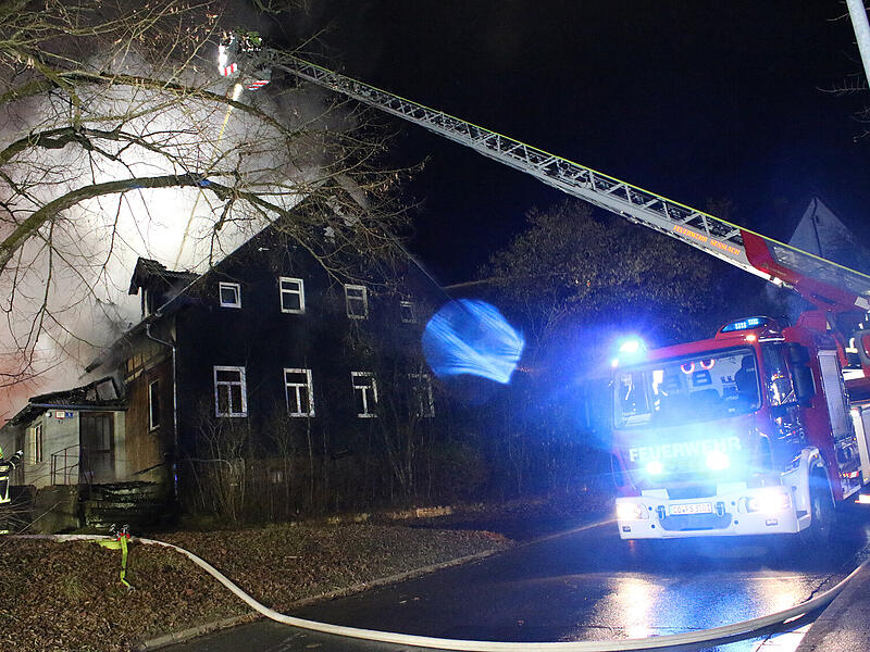 In Wohlbach (Ahorn) brannte in der Nacht ein Wohnanwesen nieder. Auch ein Nachbargeb&auml;ude war betroffen. Ein weiteres &Uuml;bergreifen der Flammen wurde verhindert.
