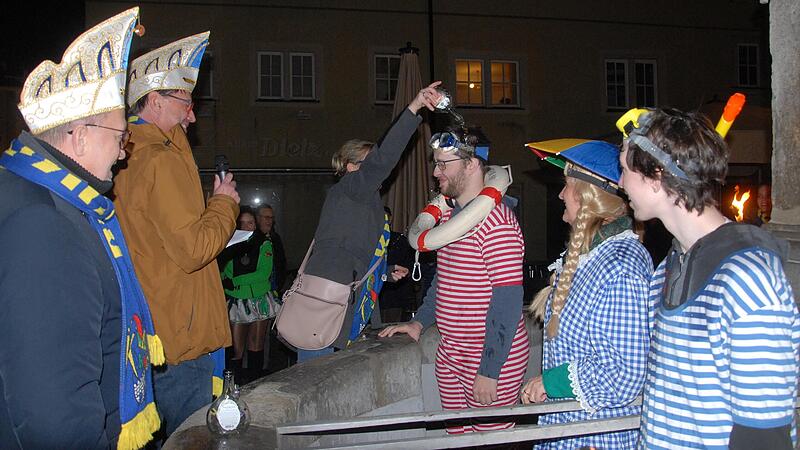 Vizepr&auml;sident Thomas Reichert (von links) und Elferrat Horst Podschun verfolgen freudig die Taufe der neuen Elferr&auml;te Thomas Podschun und Tobias Podschun sowie der KiKaG-Lady Kathleen Saft.