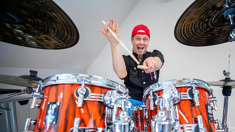 Axel Schmitt wird Schlagzeuger der bekannten Metal-Band "Rage", zumindest f&uuml;r kurze Zeit. Am Donnerstag muss der rockende B&auml;ckerweltmeister aus Frankenwinheim&nbsp;beim Konzert auf dem Wacken Open-Air-Festival den Takt vorgeben. Es ist ein "Racheakt", gesteht der aufgeregte Brotsommelier.