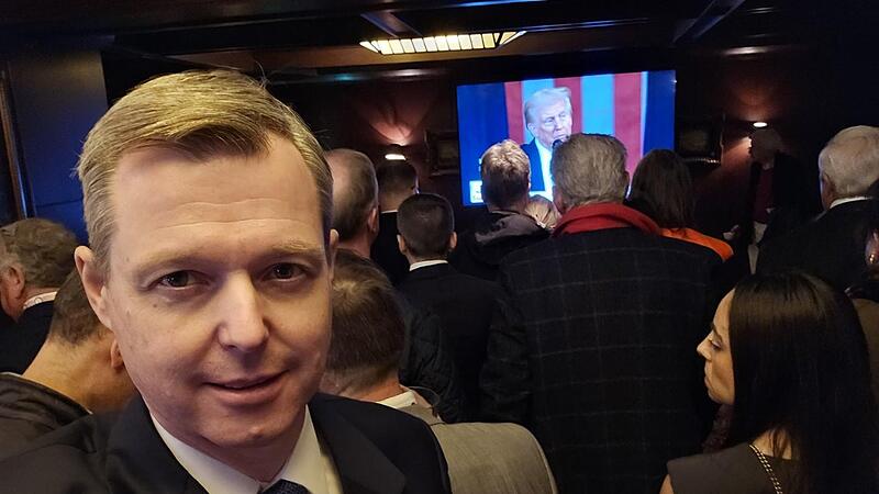 Der Bamberg CSU-Bundestagsabgeordnete Thomas Silberhorn verfolgt am Bildschirm in Washington die Vereidigung von Donald Trump.