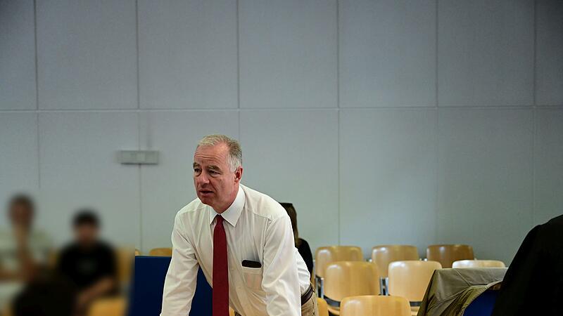 Rechtsanwalt Albrecht Imhoff aus Coburg verteidigt einen der Angeklagten vor dem Jugendsch&ouml;ffengericht