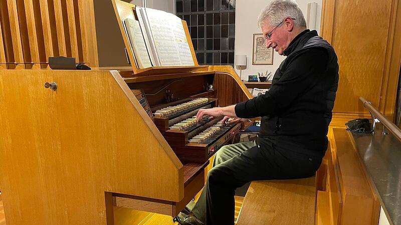 Ohne Zweifel ein Meister auf der Orgel, Organist Tjeu Zeijen, hier bei seinem Konzert auf der Hoffmann-Orgel in Ebelsbach