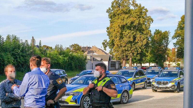 In Erinnerung geblieben ist das gro&szlig;e Polizeiaufgebot bei der Stadtratssitzung in Lichtenfels im September 2021, als sich Gegner der Corona-Ma&szlig;nahmen unter Missachtung der Regeln Zutritt verschafft hatten.