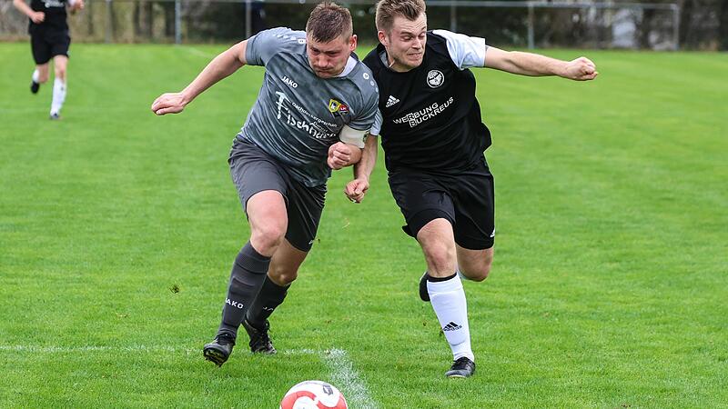 Da gibt keiner nach: Christian Lemnitzer (grau) von der SG Steinbach/Hirschfeld und Lukas Engelhardt vom sp&auml;teren Kreisklasse-4-Meister DJK-SV Neufang stemmen sich hier im Rundenspiel am 19. April gegeneinander. Auch am Freitag wird die SG vermutl...