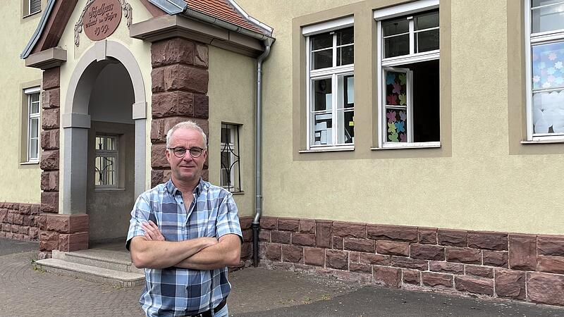 In der Henneberg-Grundschule ist die Platznot gewaltig. Es kann vorkommen, dass Klassen spazieren geschickt werden, weil gerade kein Zimmer frei ist. Rektor Bernd Czelustek wartet auf den Neubau. In der Henneberg-Grundschule ist die Platznot gewaltig. Es kann vorkommen, dass Klassen spazieren geschickt werden, weil gerade kein Zimmer frei ist. Rektor Bernd Czelustek wartet auf den Neubau.