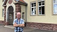 In der Henneberg-Grundschule ist die Platznot gewaltig. Es kann vorkommen, dass Klassen spazieren geschickt werden, weil gerade kein Zimmer frei ist. Rektor Bernd Czelustek wartet auf den Neubau. In der Henneberg-Grundschule ist die Platznot gewaltig. Es kann vorkommen, dass Klassen spazieren geschickt werden, weil gerade kein Zimmer frei ist. Rektor Bernd Czelustek wartet auf den Neubau.