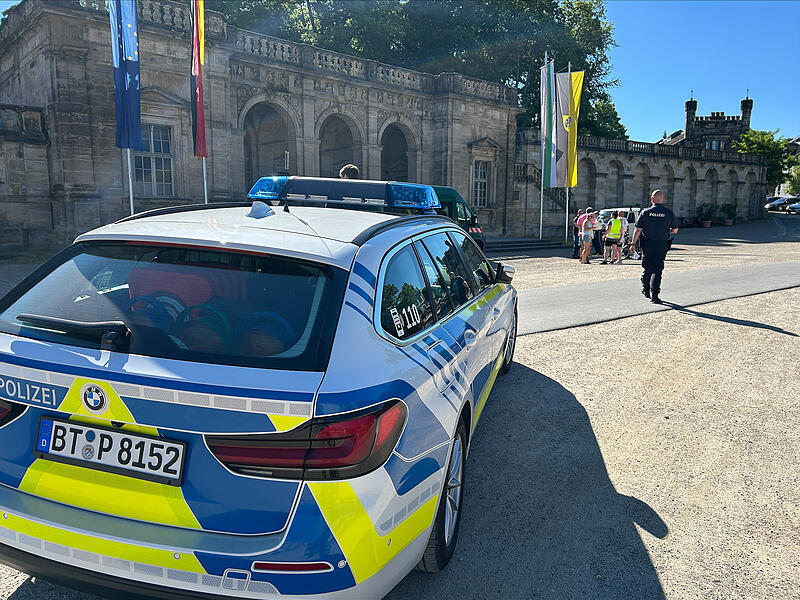 Polizeieinsatz am Coburger Schlossplatz: Auf das Ehrenmal der Stadt Coburg wurde ein Anschlag mit Butters&auml;ure ver&uuml;bt.