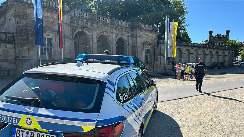 Ehrenmal der Stadt Coburg am Schlossplatz Polizeieinsatz am Coburger Schlossplatz: Auf das Ehrenmal der Stadt Coburg wurde ein Anschlag mit Buttersäure verübt.